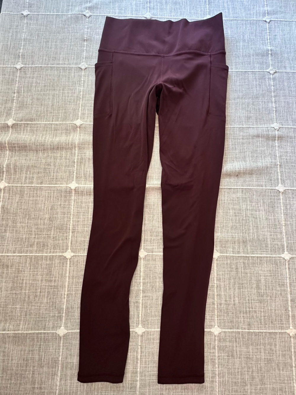 Athleta Salutation Stash Pocket II Tight Maroon Burgundy Medium Tall 7/8 EUC